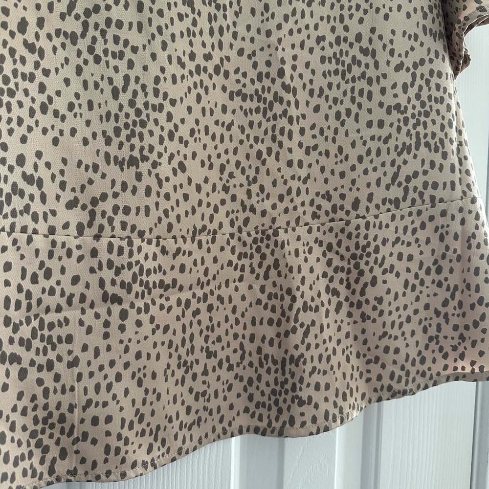 Express Beige Black Animal Print V-Neck Blouse Size Medium - Picture 6 of 6